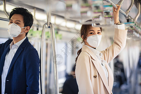 戴口罩的青年人乘坐地铁图片
