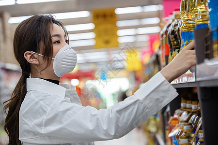 防护预防新型冠状健康保健青年女人在超市购物图片