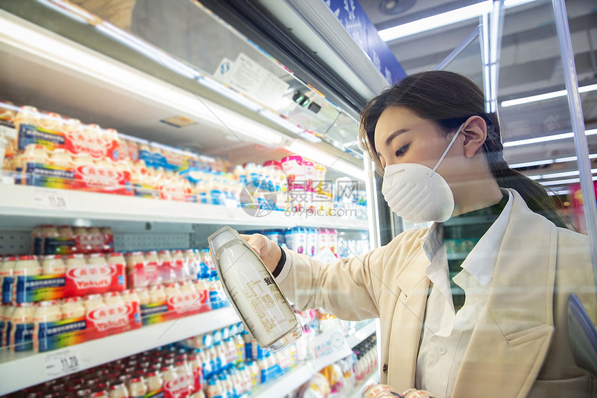 商品城市生活青年女人在超市购物图片