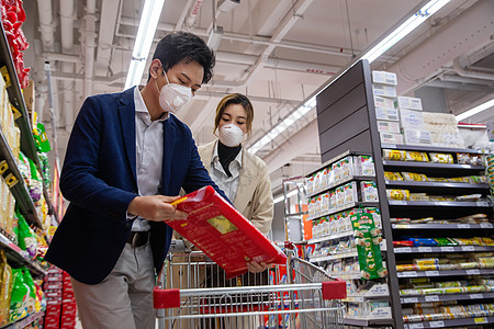 疫情情侣疫情生活青年夫妇戴口罩在超市购物背景