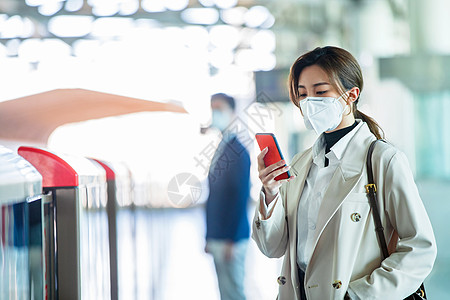 戴口罩的年轻女人站在地铁站台上高清图片