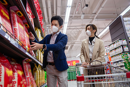 城市生活青年夫妇在超市购物图片