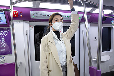 戴口罩的年轻女人乘坐地铁图片