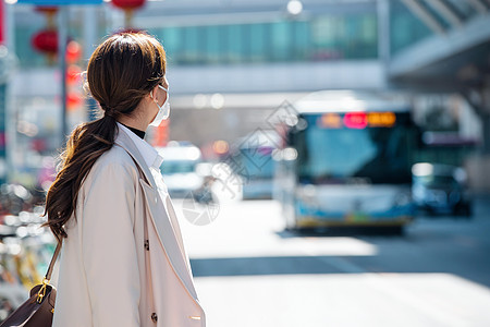 北京雾霾上下班商务人士青年女人戴口罩在户外行走背景