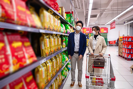 情侣戴口罩的青年夫妇在超市购物图片