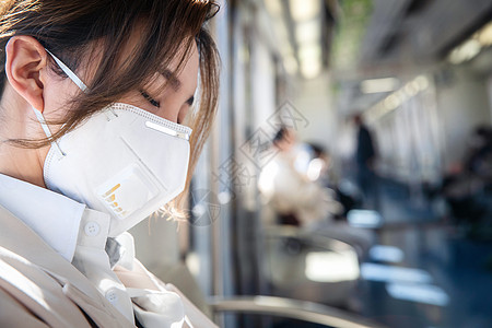 北京雾霾戴口罩的年轻女人在地铁上睡觉背景