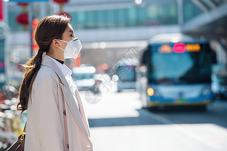 雾霾城市上下班青年女人戴口罩在户外行走背景