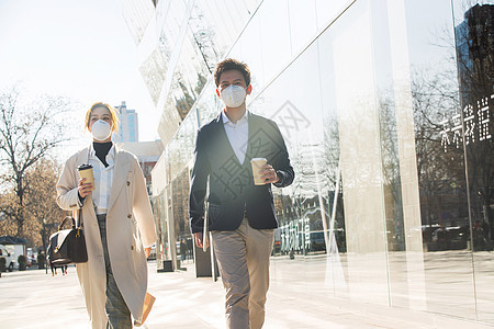 空气污染在户外戴口罩的青年商务人士图片