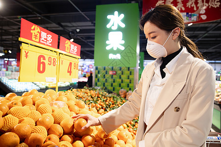 新型冠状病毒戴口罩的青年女人在超市购买水果背景