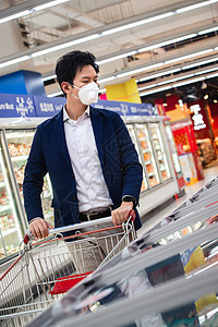 城市生活戴口罩的青年男人在超市购物图片