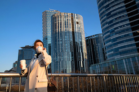 北京雾霾城市生活成年人户外戴口罩的青年女人背景