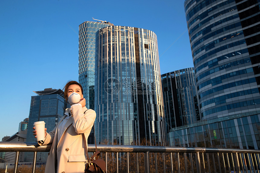 户外戴口罩的青年女人图片