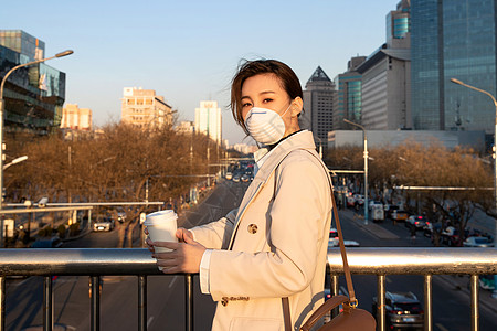 北京雾霾户外戴口罩的青年女人背景