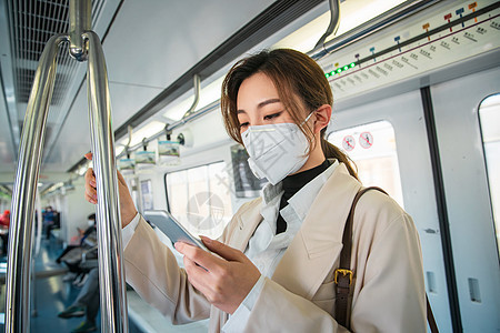 地铁内青年女人在地铁上看手机图片