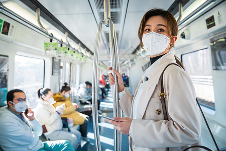 北京雾霾城市戴口罩的年轻女人乘坐地铁背景