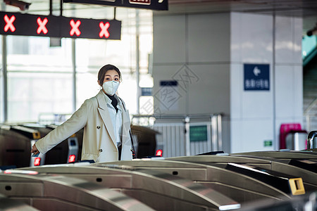 雾霾 口罩戴口罩的年轻女人走进地铁站背景