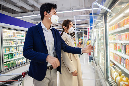 北京雾霾戴口罩的青年夫妇在超市购物背景