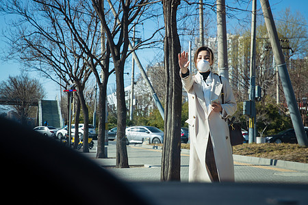 网约车安全青年女人路边打出租车背景