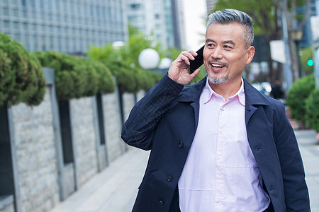 街道上打电话的商务男士图片