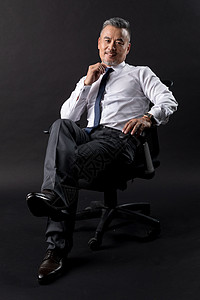 坐在椅子上的成功商务男士图片
