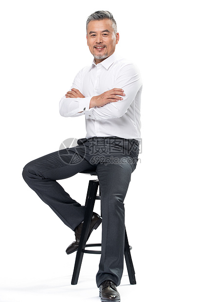 商务中老年男士坐在椅子上图片