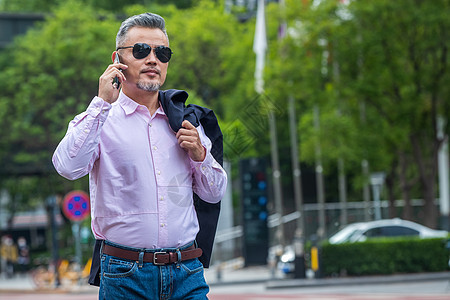 户外打电话的商务中老年男子图片