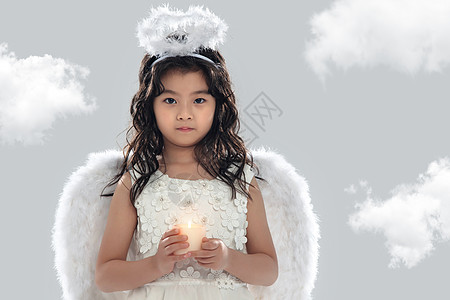 虚构注视镜头图片视觉效果拿着蜡烛的可爱小天使图片