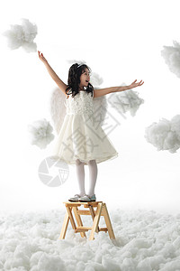 女孩享乐仅一个女孩站在梯子上玩耍的小天使图片