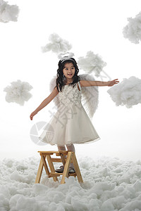 天空乐趣仅儿童站在梯子上玩耍的小天使图片