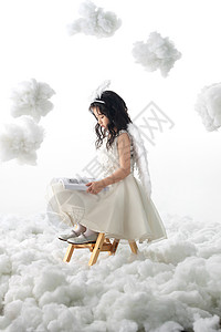 创意儿童节女孩坐在梯子上看书的小天使背景