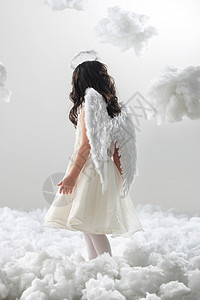 小天使天堂柔和天使装扮的小女孩玩耍图片