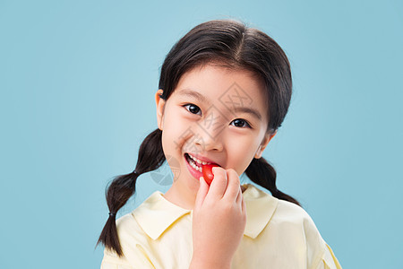 放松欢乐亚洲吃水果的小女孩图片