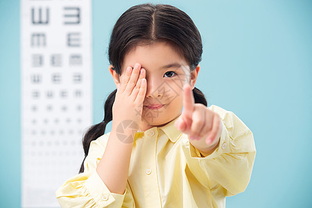 个人护理伸手指眼睛小女孩测视力高清图片