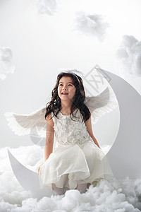 仅一个女孩虚构幸福坐在月亮上的快乐小天使图片