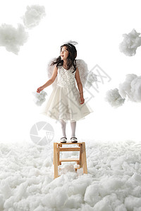 垂直构图儿童快乐站在梯子上玩耍的小天使图片