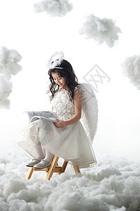 头饰棉花童年坐在梯子上看书的小天使图片