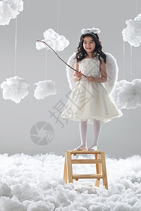 全身像儿童漂亮的站着梯子上的快乐小女孩图片