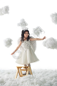 女孩乐趣笑站在梯子上玩耍的小天使图片