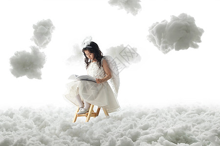 生长仙女坐在梯子上看书的小天使图片