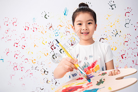 彩色颜料痕迹欢乐仅儿童油漆拿画笔画画的小女孩背景