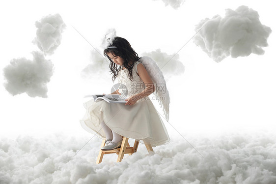 乐趣快乐云坐在梯子上看书的小天使图片