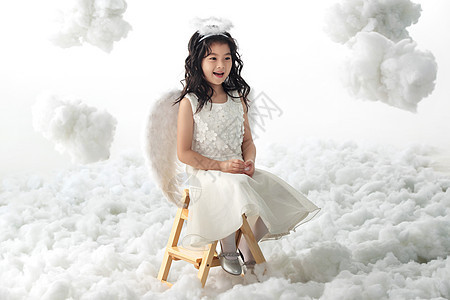 裙子活力图片视觉效果坐着玩耍的快乐小天使图片