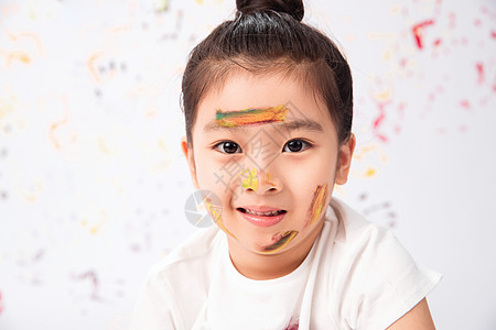 彩色颜料痕迹高兴画画注视镜头脸上涂满颜料的小女孩背景