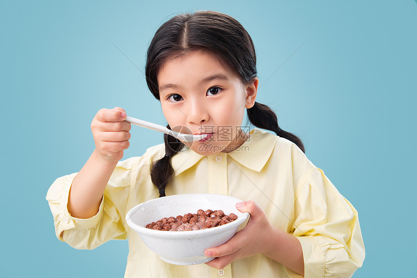勺子水平构图户内吃东西的小女孩图片
