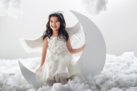 云影棚拍摄摄影坐在月亮上的快乐小天使背景