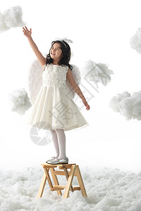 女孩裙子纯洁站在梯子上玩耍的小天使图片