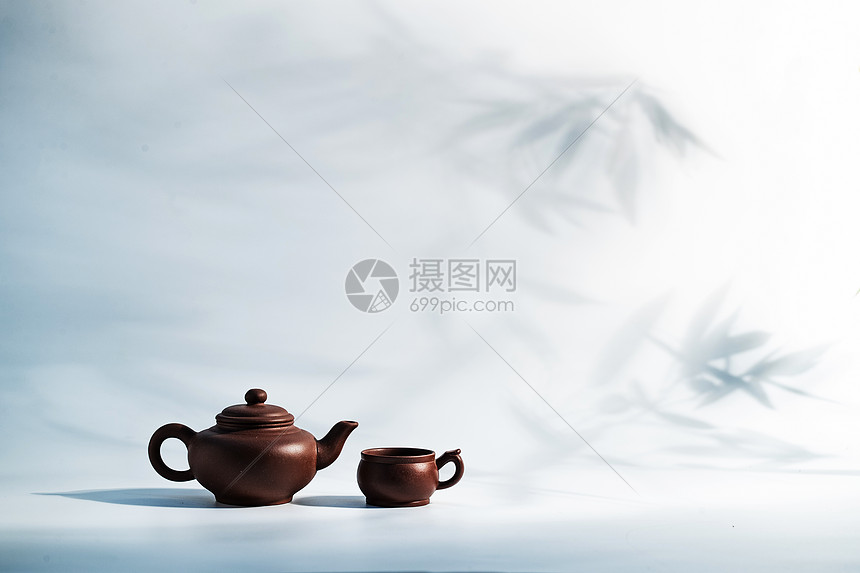 东亚图片视觉效果紫砂壶竹子背景下的茶壶图片