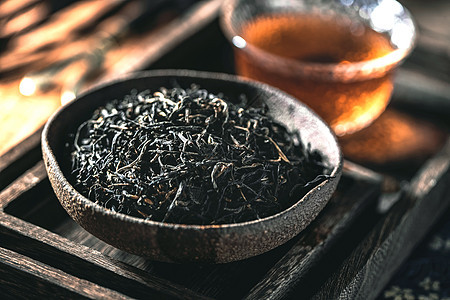 红茶摄影精神振作一杯茶和茶叶图片