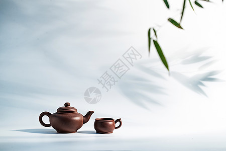 中国传统元素竹叶下的茶壶和茶杯背景