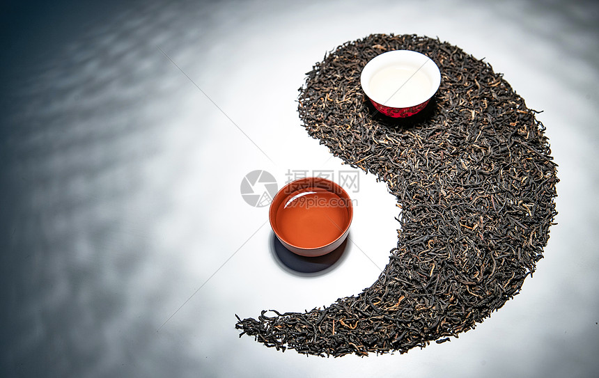 清新留白八卦茶叶和茶杯组成的太极图案图片